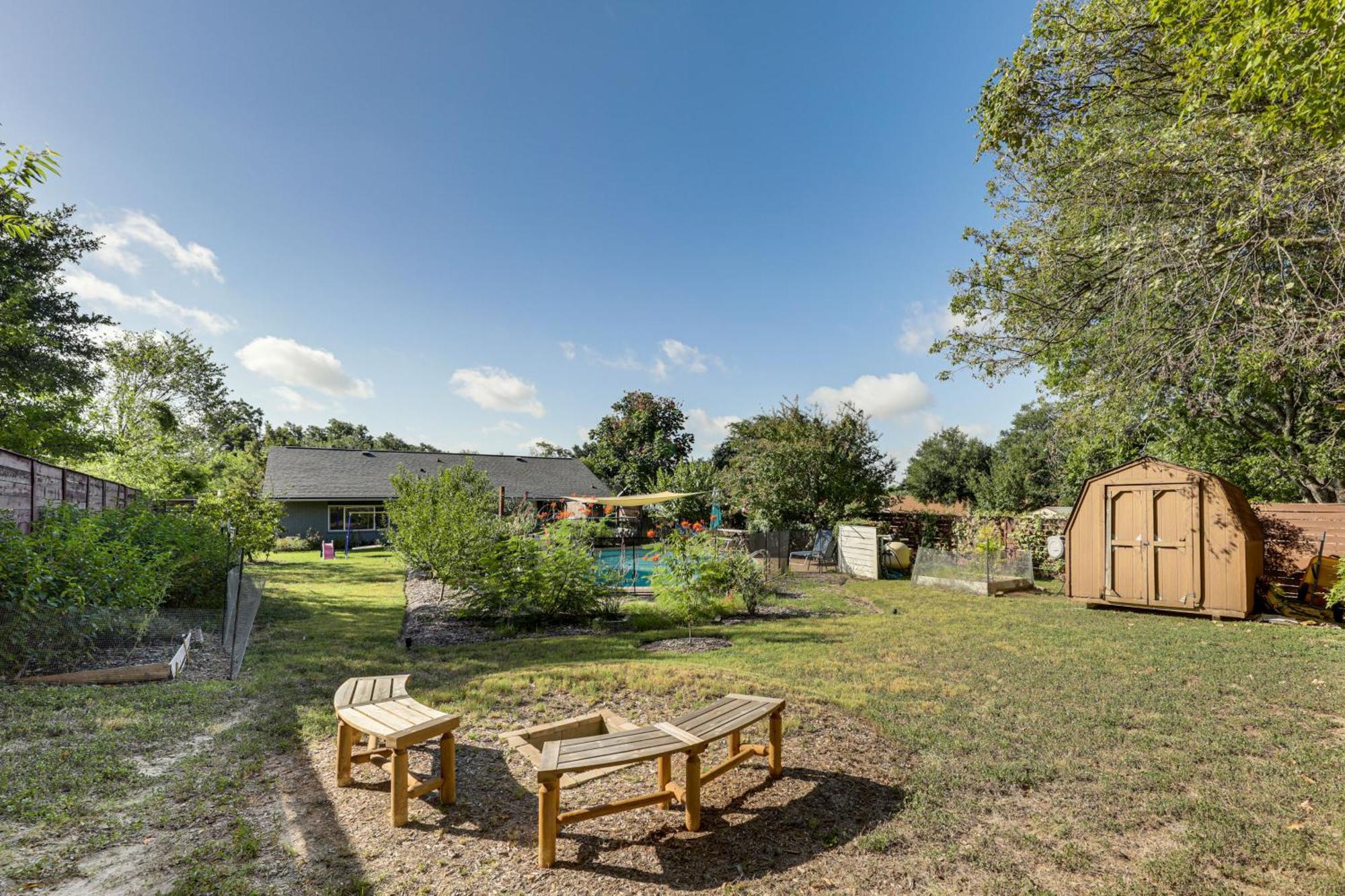 Modern Austin Home With Outdoor Pool And Fire Pit! Exterior photo